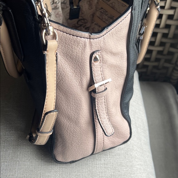 👜 Guess Two-Tone Black & Beige Satchel Crossbody Bag / Adjustable Strap - Picture 11 of 17